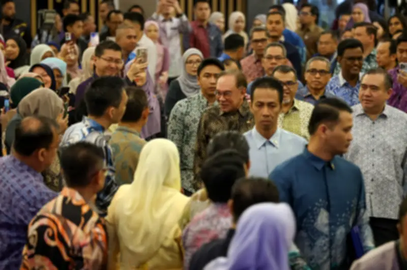 Anwar Gesa Kakitangan Awam Tingkatkan Semangat, Hasil Lebih Pantas