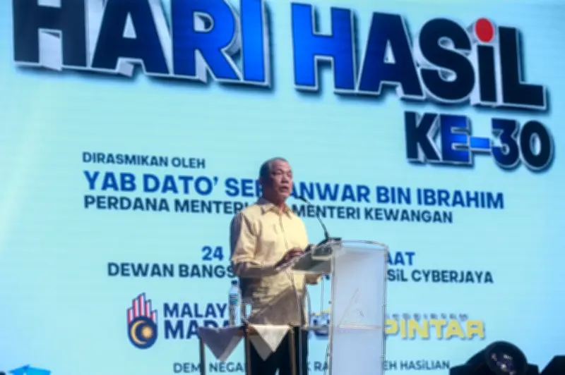 Anwar gesa sektor swasta guna kerja fleksibel, kurangkan kos bahan api