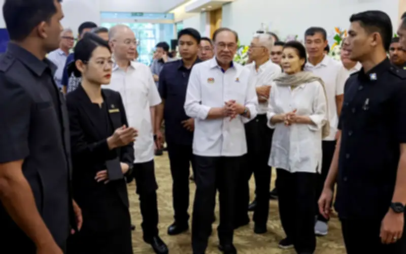 Anwar Hargai Sumbangan Besar Ling Liong Sik kepada Negara