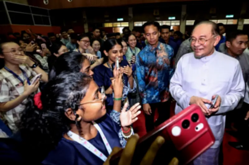 Anwar nafi dakwaan wang curi dipindah ke Afrika, cabar bawa bukti