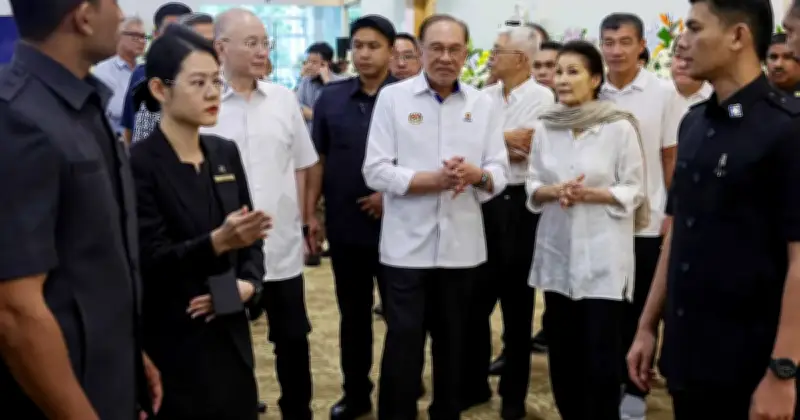 Anwar Sanjung Sumbangan Besar Ling Liong Sik kepada Negara