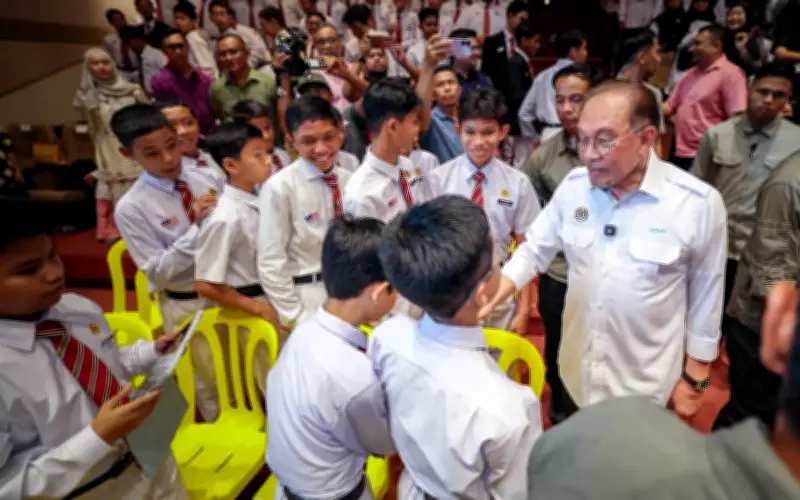 Anwar Tegaskan Pendidikan Tetap Keutamaan Walaupun Krisis Tenaga Global Melanda