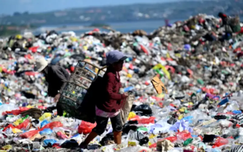 Bali lemas dengan sampah selepas tapak pelupusan ditutup