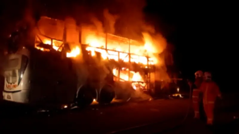 Bas Ekspres Hangus Terbakar di Jalan Semporna-Kunak, Bomba Berjaya Kawal Kebakaran