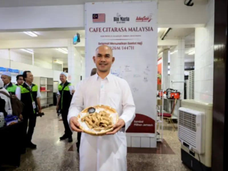 Bekas pemain bola sepak bawa makanan Malaysia ke Mekah untuk jemaah haji