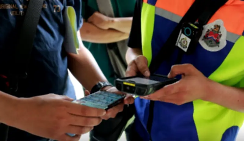 DBKL Kenakan 23 Kompaun, Rampas 28 Peralatan 'Ulat Foto' di KLCC dan Saloma Link