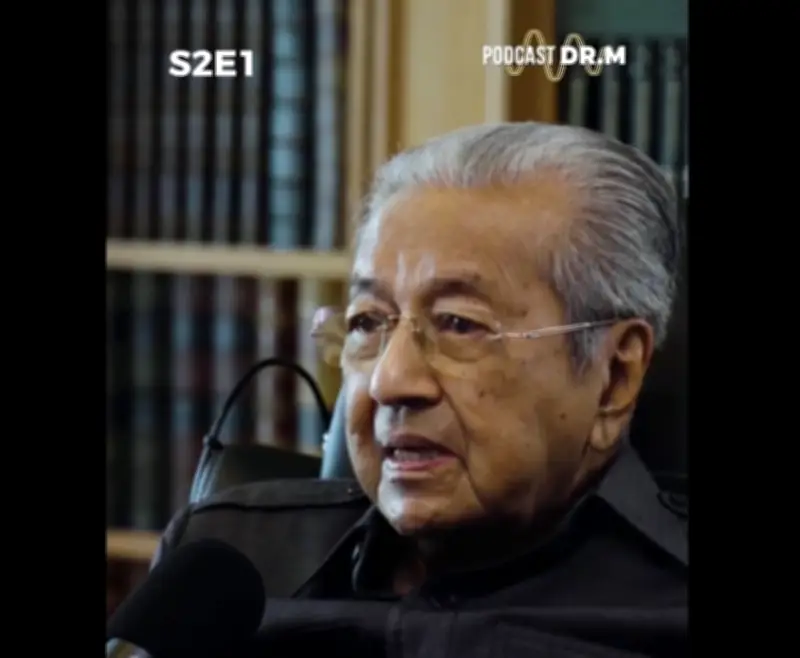 Dr Mahathir Kongsi Detik Jatuh: 'Kaki Saya Hilang Kawalan Sebelum Tumbang'