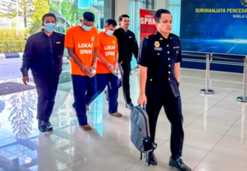 Dua Anggota Polis Ditahan Reman Atas Dakwaan Rasuah RM10,000 Untuk Lepas Pekerja Pusat Urut