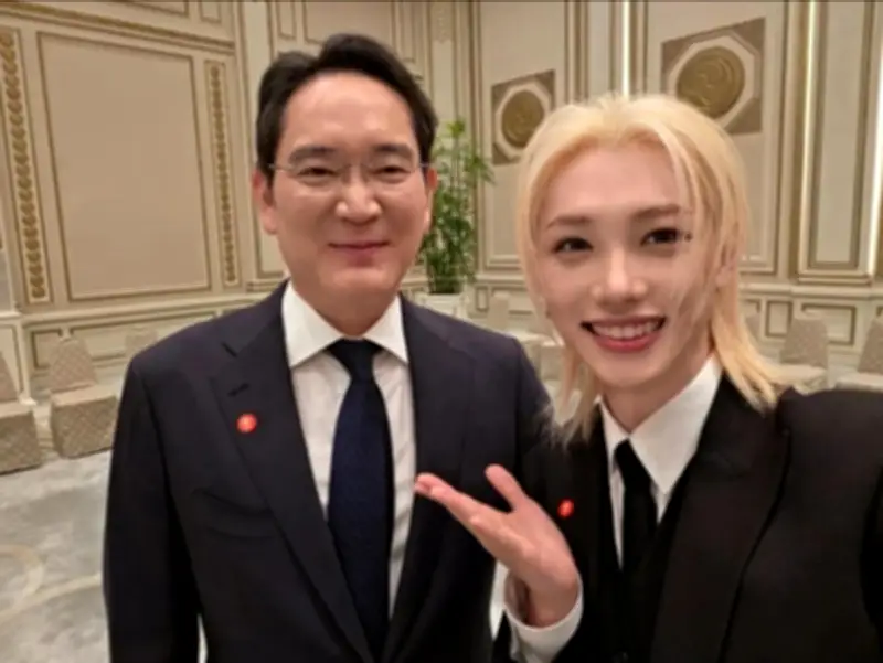 Felix Stray Kids Kongsi Selfie dengan Pengerusi Samsung di Majlis Makan Tengah Hari Macron