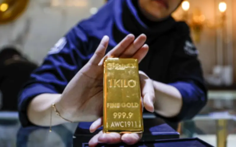 Harga Emas Jatuh Akibat Ketegangan Hormuz, Kebimbangan Inflasi Meningkat