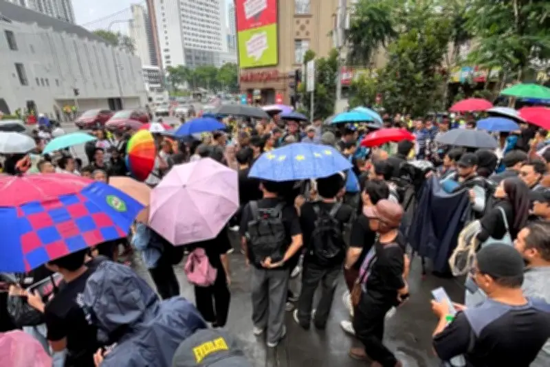 Hujan redakan perhimpunan 'Tangkap Azam Baki' di Sogo