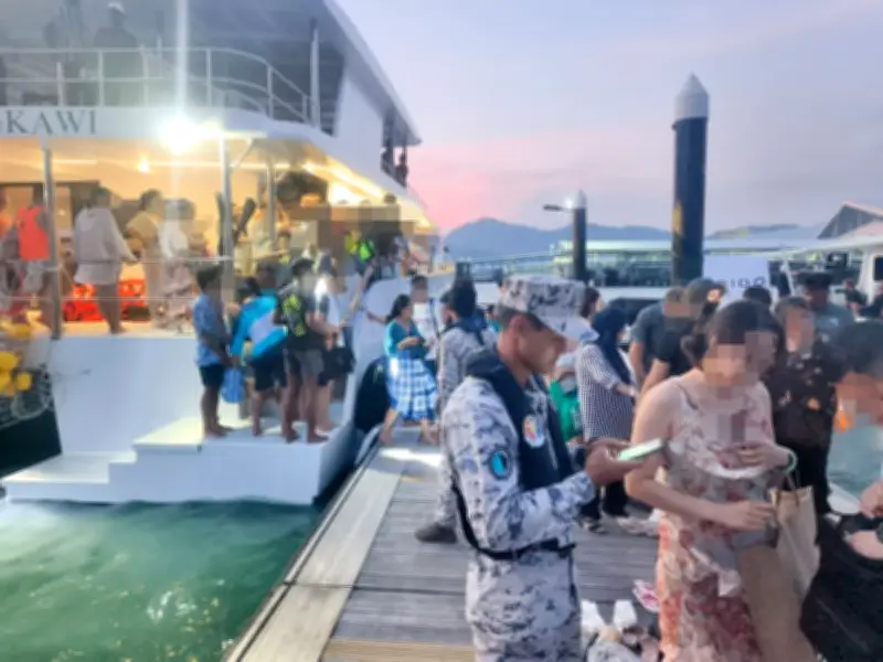 Kapal Pelancongan Matahari Terbenam Ditahan MMEA di Kedah Kerana Bawa Penumpang Berlebihan