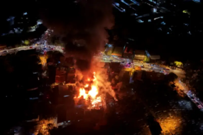 Kebakaran Tengah Malam Musnahkan Empat Rumah dan Toyota Hilux di Kota Bharu