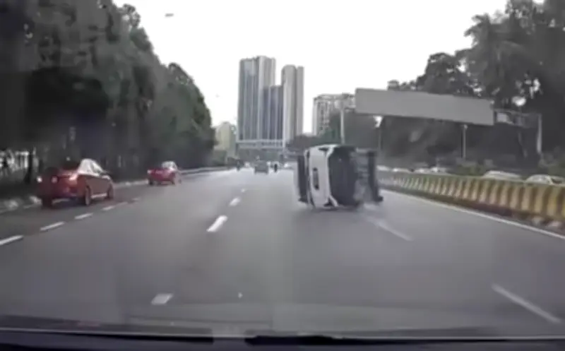 Kejadian Mengerikan di Lebuhraya KL: SUV Terbalik dan Meluncur dalam Video Dashcam Viral