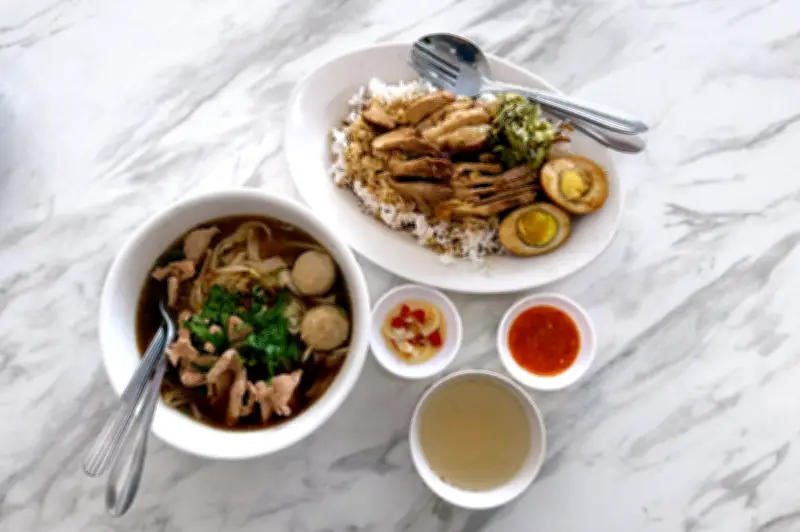 Kha Mu di Melaka: Simfoni Daging Khinzir Thai Perlahan di Ann99 Kopitiam