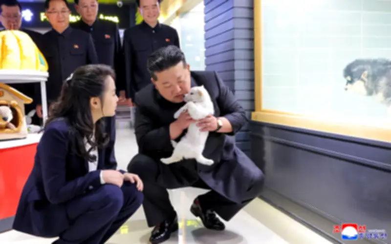 Kim Jong Un dan Anaknya Melawat Kedai Haiwan Peliharaan di Pyongyang