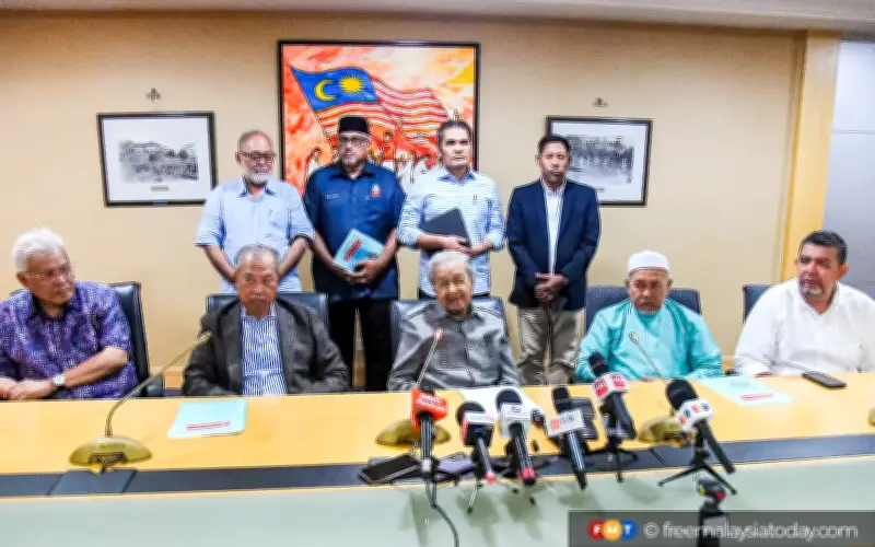 Konflik pemimpin pembangkang ancam idea payung besar Melayu Dr M, kata penganalisis