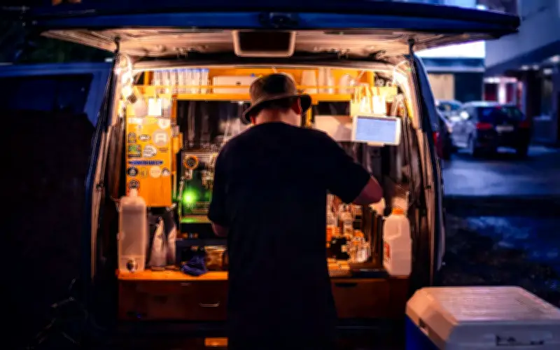 Kopi Malam di Tepi Jalan: Fenomena Perniagaan Kecil yang Berkembang di Malaysia