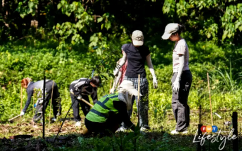 Kumpulan sukarelawan hidupkan semula taman sungai yang dilupakan di KL