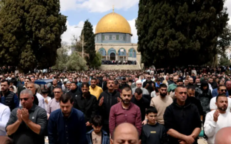 Lebih 100,000 Jemaah Solat Jumaat di Masjid Al-Aqsa Selepas Dibuka Semula