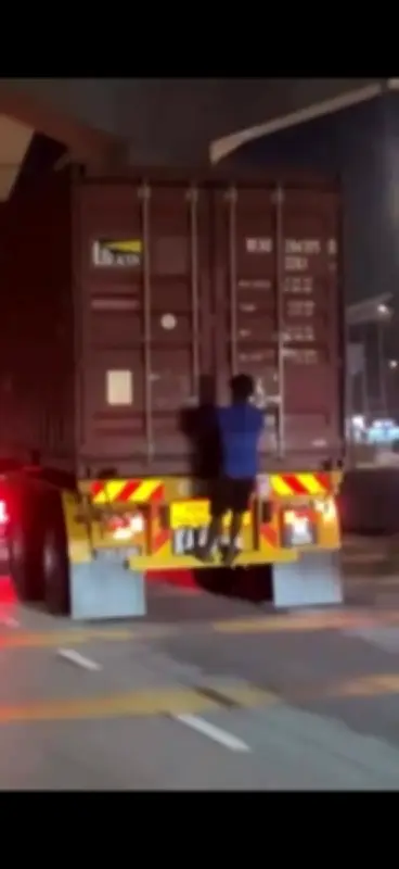 Lelaki Bergantung Pada Trailer Bergerak di Klang, Polis Siasat Aksi Bahaya Viral