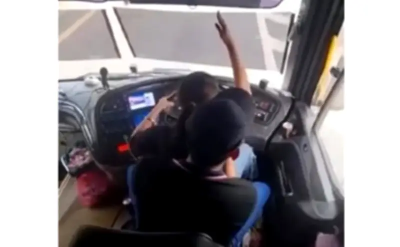 Mantan Pemandu Bas dan Teman Wanita Akan Didakwa atas Video 'Memandu di Pangkuan' Viral