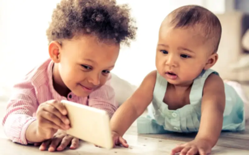 Masa Skrin Bayi: Kajian UK Temui 73% Bayi 9 Bulan Terdedah Setiap Hari