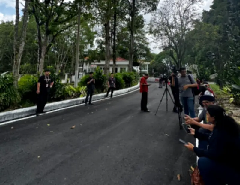 Media berkumpul di kediaman MB Negeri Sembilan selepas Umno tarik sokongan