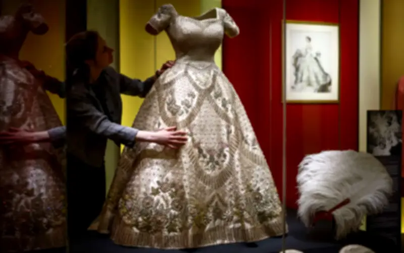 Pameran Fesyen Ratu Elizabeth II Dedah Peranan Diplomasi Melalui Pakaian