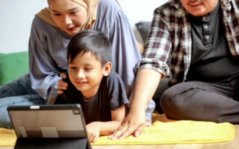 Panduan Digital Anak-Anak Bermula di Rumah, Bukan Hanya Larangan Media Sosial