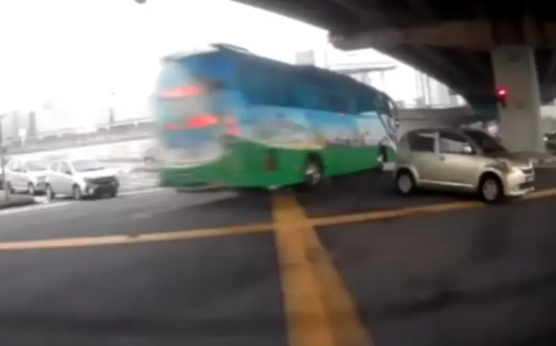 Pemandu bas ditahan sebab langgar lampu merah, rempuh tiga kereta