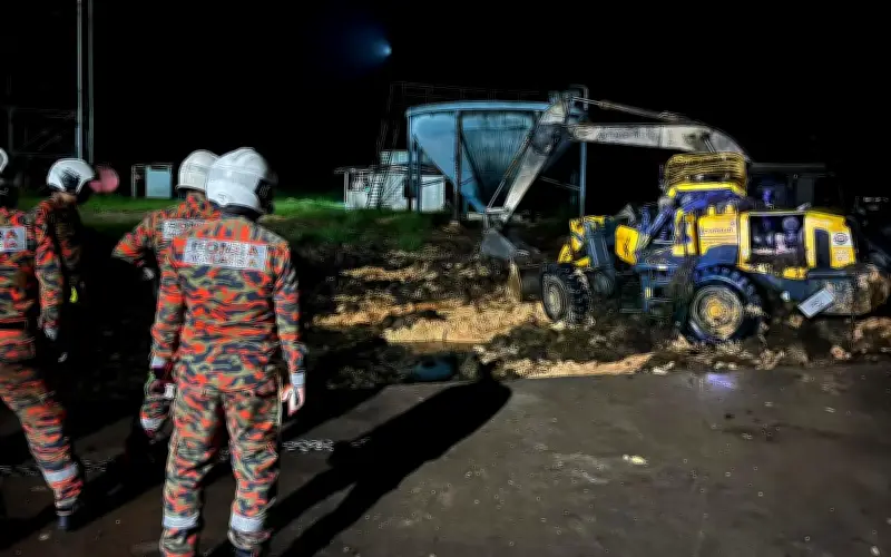 Pemandu maut jentera berat terjunam kolam kelapa sawit