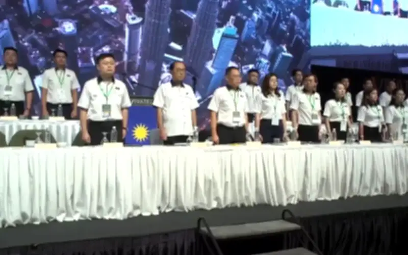 Pemuda MCA umum sertai himpunan anti-Azam Baki di Dataran Merdeka