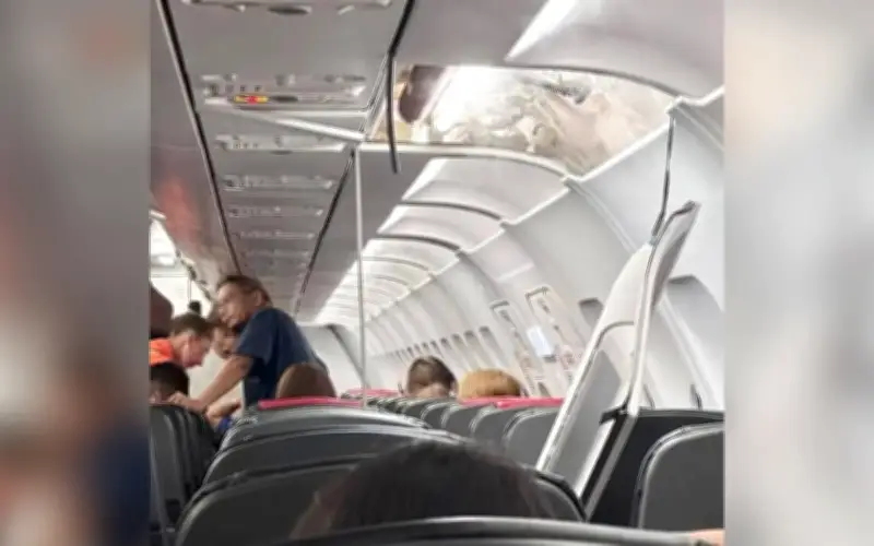 Pesawat AirAsia Mendarat Selamat Selepas Panel Kabin Terlepas