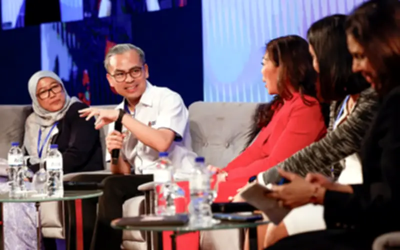Platform media sosial ibarat entiti di atas negara, kata Fahmi