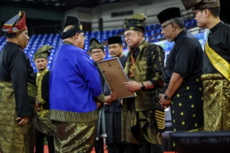 PM Anwar Seru Belia Tukar Skrin Telefon dengan Silat untuk Bangunkan Semangat Juang