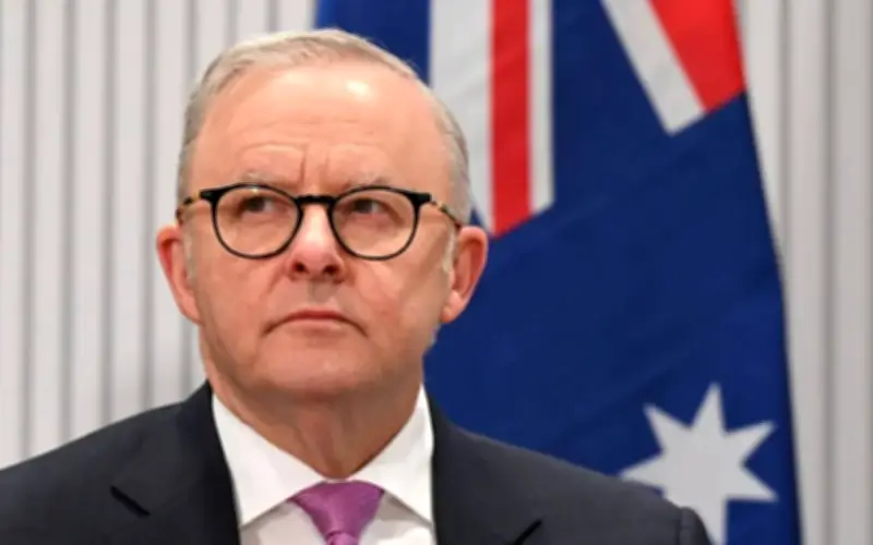 PM Australia Lawat Singapura Bincang Bekalan Bahan Api Penting