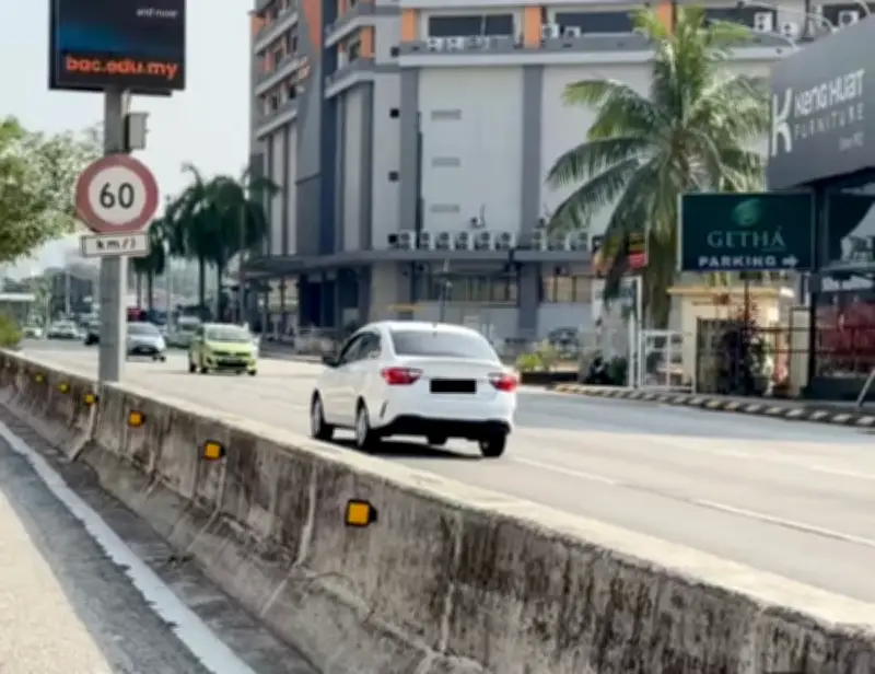 Polis KL Cari Pemandu Proton Saga Putih Selepas Video Viral di Jalan Klang Lama