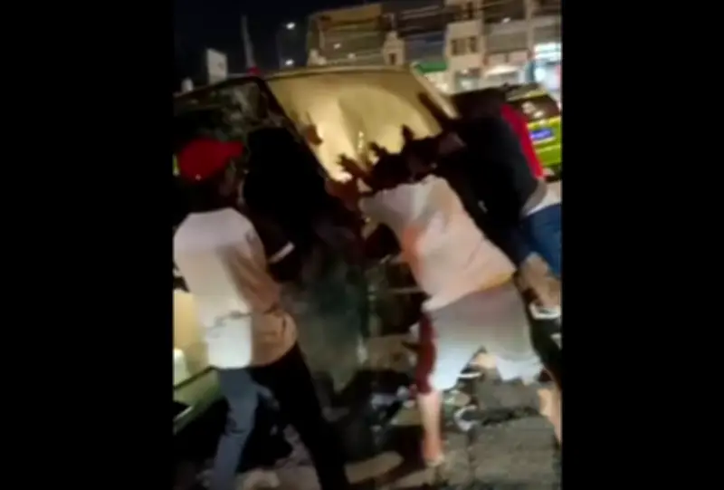 Polis Siasat Kemalangan Maut di Klang, Video Viral Tunjukkan Orang Ramai Pecah Cermin