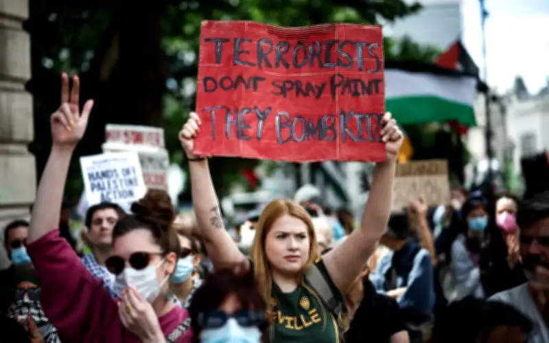 Polis UK Tangkap 7 Penunjuk Perasaan Dekat Pangkalan Udara Digunakan AS