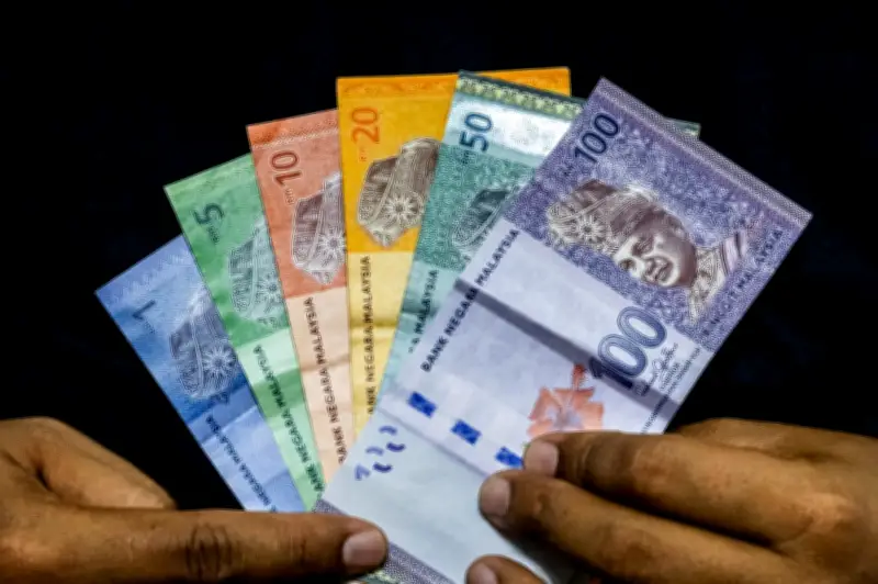 Ringgit dibuka tinggi berbanding dolar AS, tunggu mesyuarat Fed