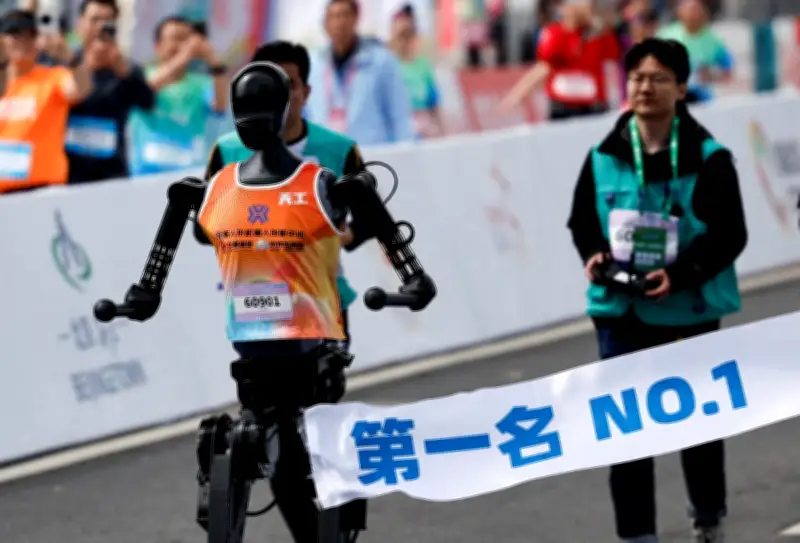 Robot Humanoid Uji Ketahanan dalam Separuh Maraton Beijing, Tunjukkan Kemajuan AI China