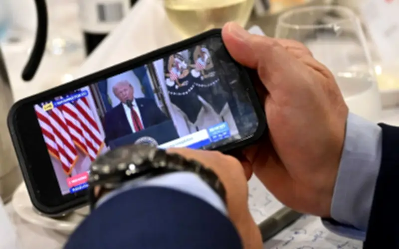 Saham Jatuh, Dolar Kukuh Selepas Ucapan Trump Mengenai Perang Iran