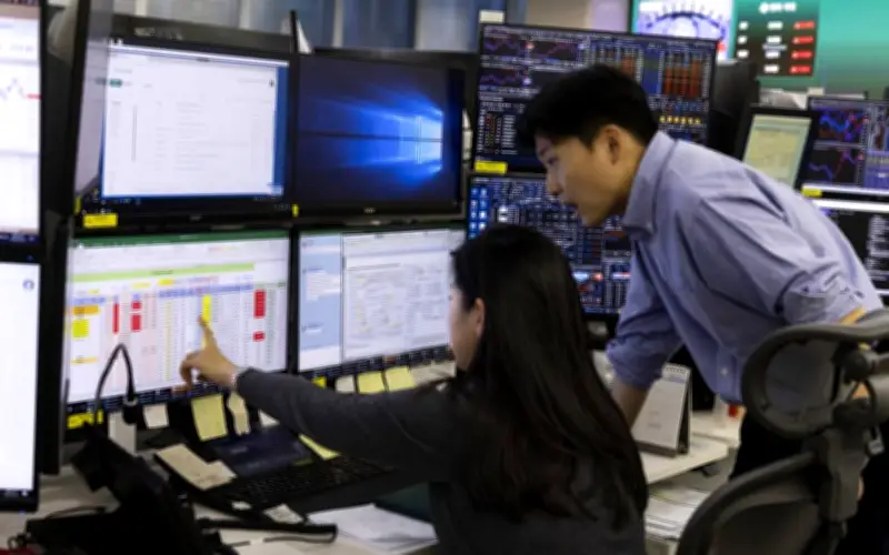 Saham jatuh, minyak naik, pelabur tunggu pendapatan teknologi dan Fed