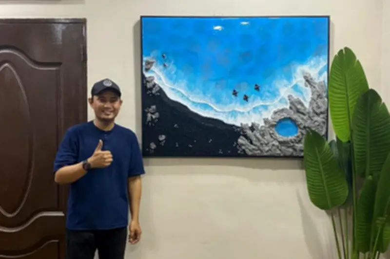 Seni Resin Gelombang Laut Realistik Artis Muda Malaysia Pikat Kolektor