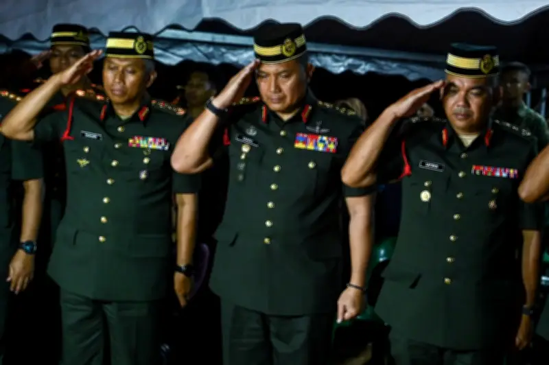 Sultan Pahang Hantar Sumbangan kepada Keluarga Anggota Tentera Meninggal Dunia