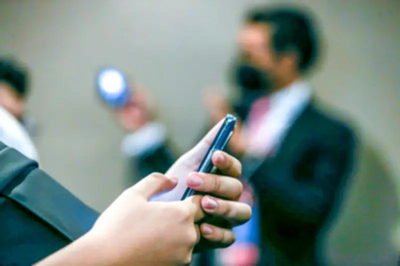 Telefon Flip Kembali: Generasi Muda AS Sengaja Log Off