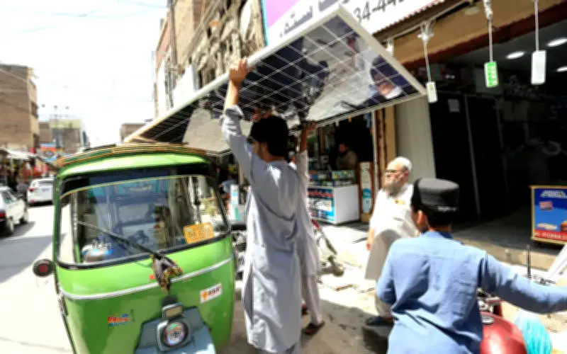 Tenaga Solar Pakistan Bantu Kurangkan Kesan Kejutan Tenaga Teluk