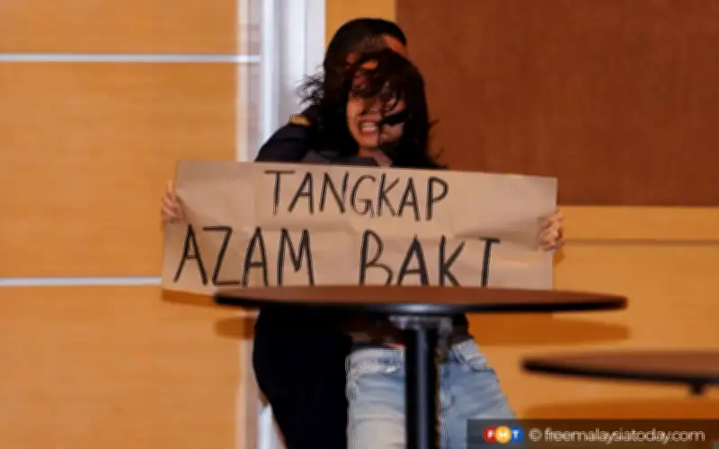 Tiga Aktivis Direman Tiga Hari Kerana Bantahan Senyap Terhadap Ketua SPRM