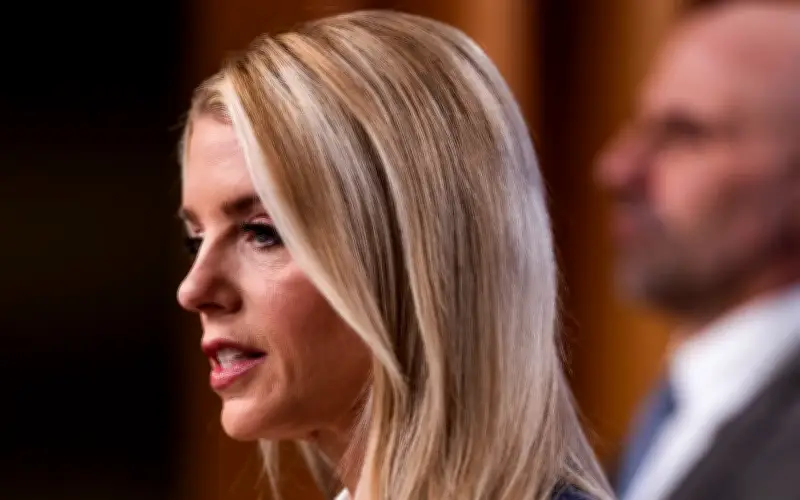 Trump Pecat Peguam Negara Pam Bondi, Ganti Dengan Bekas Peguam Peribadi